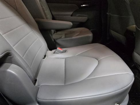 Used 2021 Toyota Highlander XLE image 20