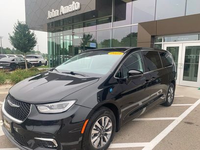 Used 2023 Chrysler Pacifica Touring-L