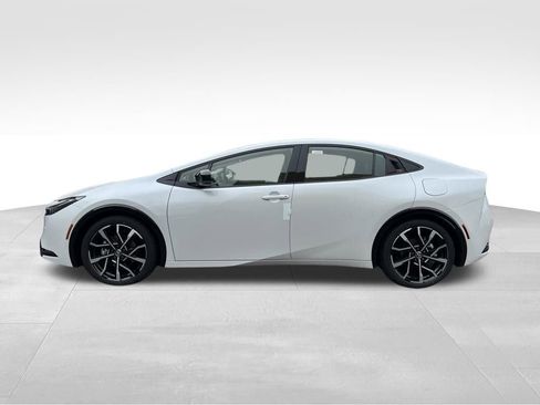 New 2026 Toyota Prius Plug-In Hybrid FWD image 2