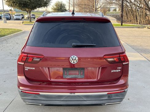 Used 2018 Volkswagen Tiguan SE w/ Panoramic Sunroof Package image 9