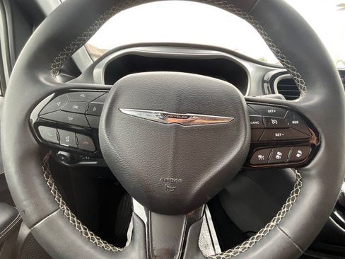 Used 2023 Chrysler Pacifica Touring FWD image 10