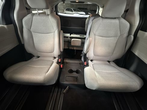 Used 2024 Toyota Sienna LE FWD image 15