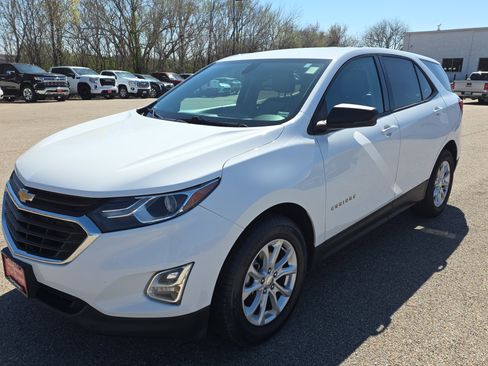 Used 2019 Chevrolet Equinox LS w/ LS Convenience Package image 4