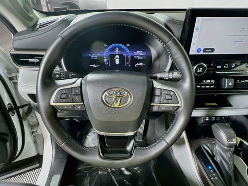 Certified 2023 Toyota Highlander Limited AWD/4WD image 10