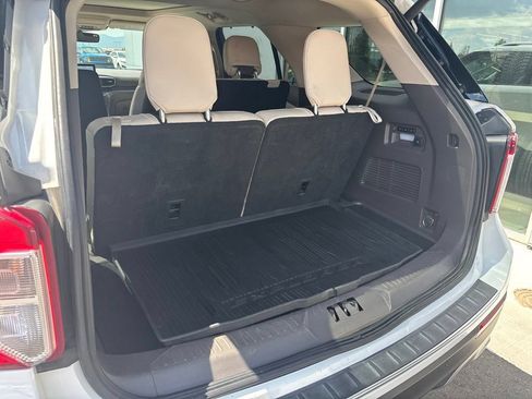 Used 2020 Ford Explorer Platinum w/ Premium Technology Package AWD/4WD image 18