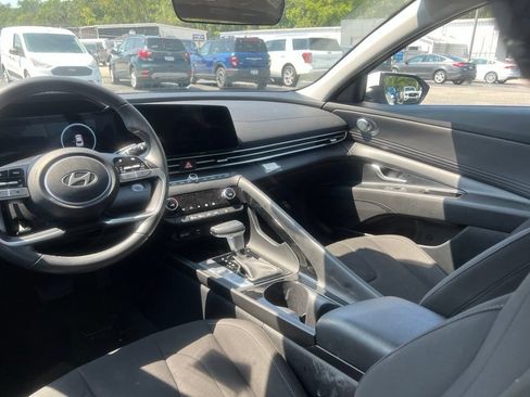 Used 2025 Hyundai Elantra SEL FWD image 10