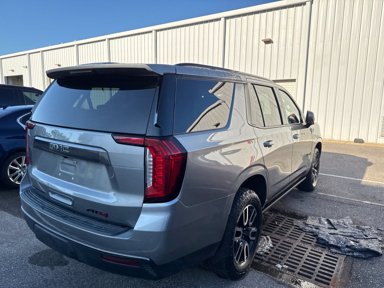 Used 2023 GMC Yukon AT4 w/ AT4 Premium Package AWD/4WD image 7
