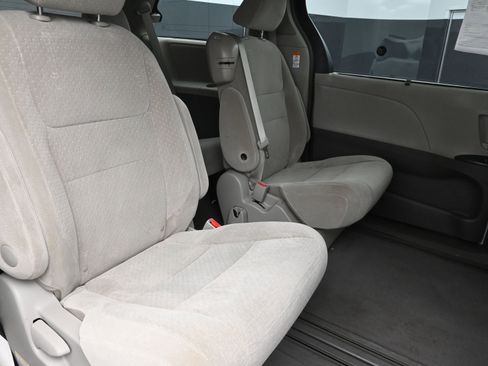 Used 2015 Toyota Sienna LE image 23