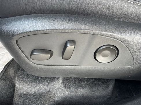 Used 2025 Chevrolet Traverse LT image 18