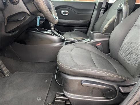 Used 2016 Kia Soul + FWD image 12