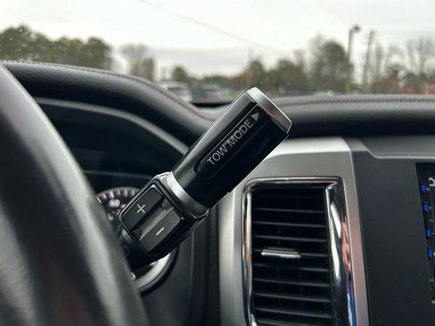 Used 2017 Nissan Titan SL image 22