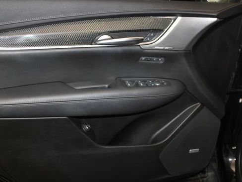Certified 2022 Cadillac XT5 Sportv w/ LPO, ONYX Package AWD/4WD image 34