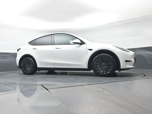 Used 2021 Tesla Model Y Long Range image 34