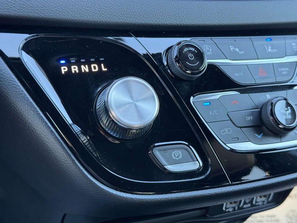 Used 2025 Chrysler Pacifica Select FWD image 23