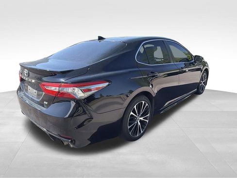 Used 2019 Toyota Camry SE FWD image 2