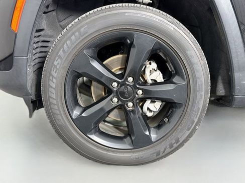Used 2023 Jeep Grand Cherokee Altitude AWD/4WD image 28