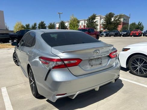 Used 2018 Toyota Camry SE FWD image 5
