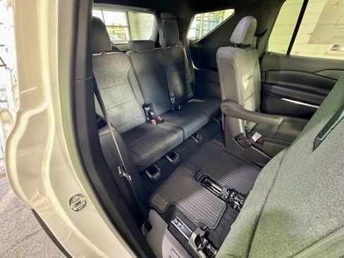 New 2026 Chevrolet Traverse LT image 14