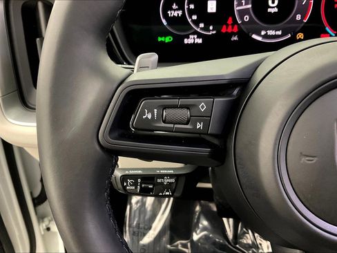 Used 2024 Porsche Cayenne AWD/4WD image 11