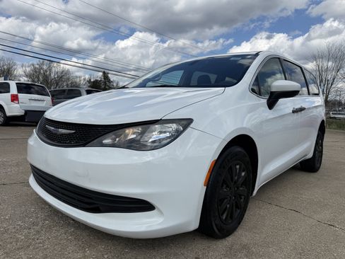 Used 2020 Chrysler Voyager L image 2