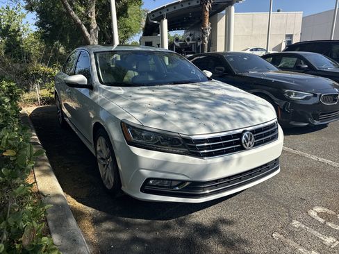 Used 2017 Volkswagen Passat 1.8T SE image 1