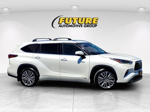 Used 2021 Toyota Highlander Platinum AWD/4WD image 3