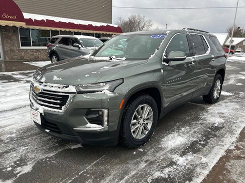 Used 2023 Chevrolet Traverse LT image 3