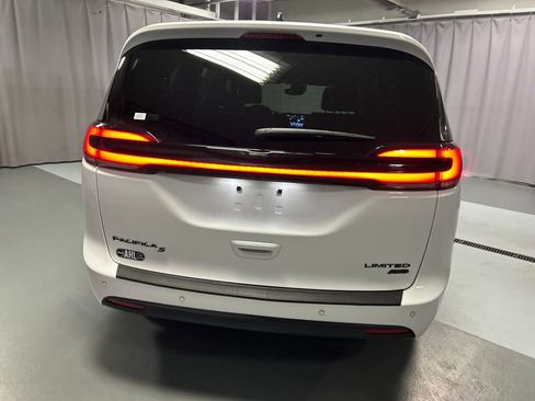 Used 2024 Chrysler Pacifica Limited w/ S Appearance Package image 6