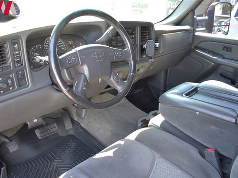 Used 2006 Chevrolet Silverado 2500 LT w/ Heavy-Duty Power Package AWD/4WD image 3