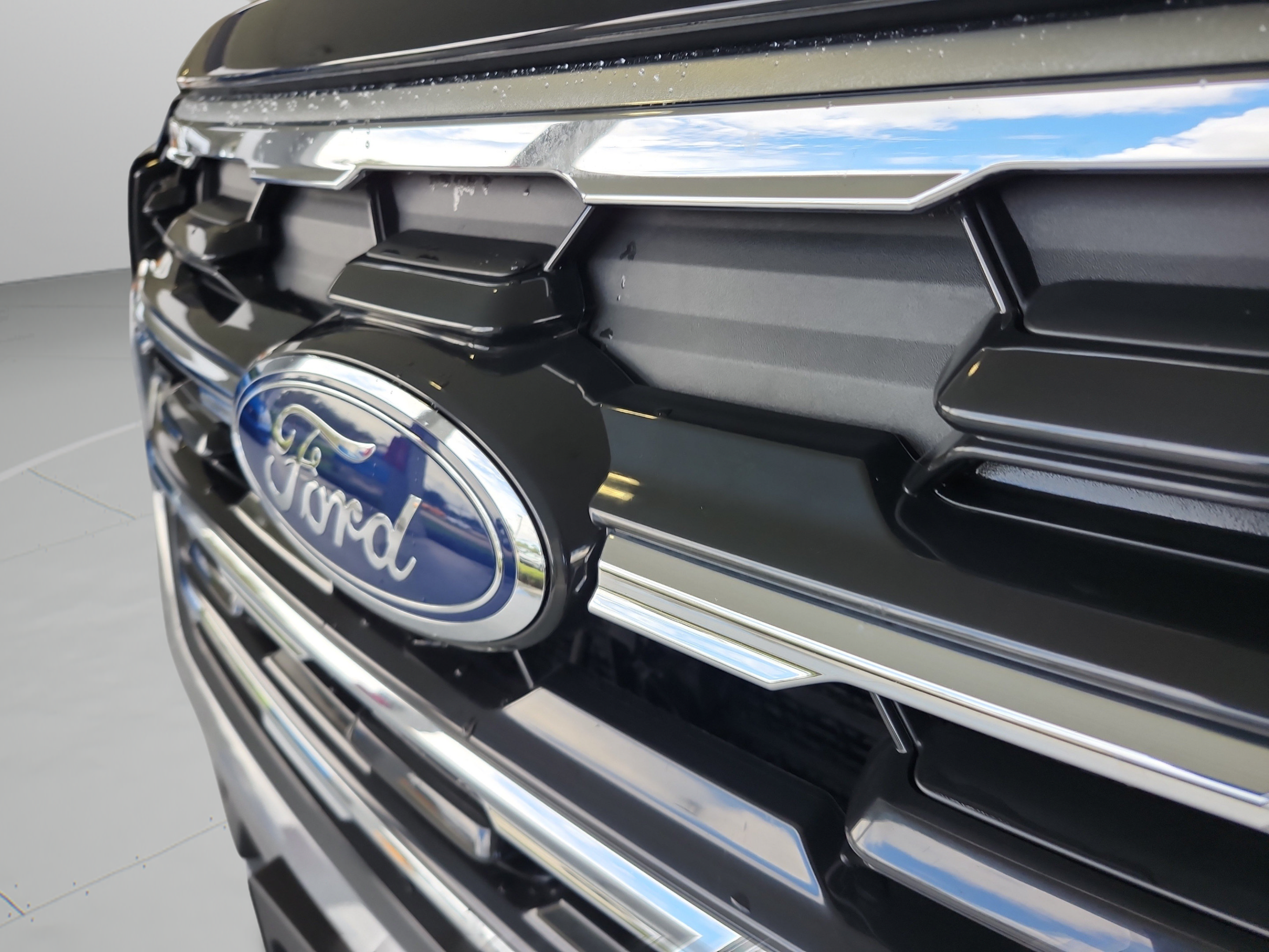 Used 2025 Ford Explorer Active RWD image 24