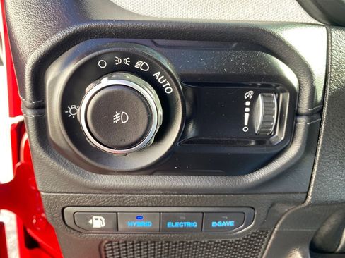 Used 2024 Jeep Wrangler Unlimited Sahara image 25