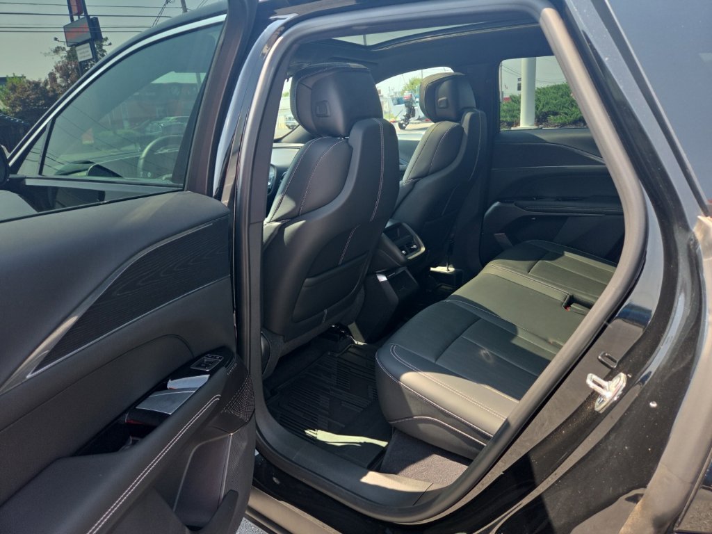 Used 2024 Cadillac Lyriq Luxury AWD/4WD image 15