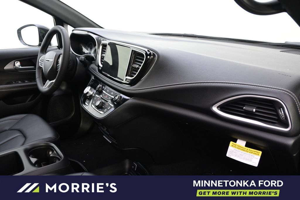 Used 2026 Chrysler Pacifica Select FWD image 16