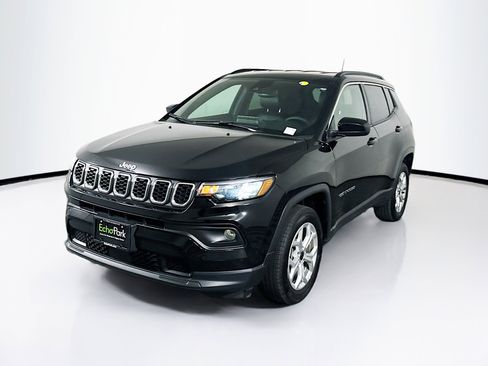 Used 2025 Jeep Compass Latitude image 3