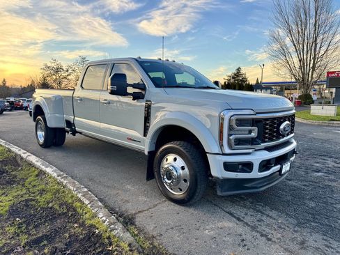 Used 2025 Ford F450 Platinum w/ FX4 Off-Road Package image 3