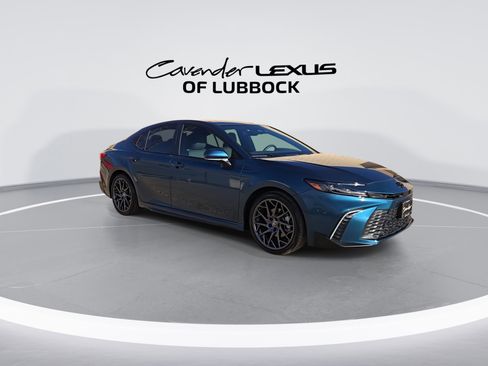 Used 2025 Toyota Camry SE image 2