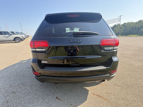 Used 2019 Jeep Grand Cherokee Laredo AWD/4WD image 5