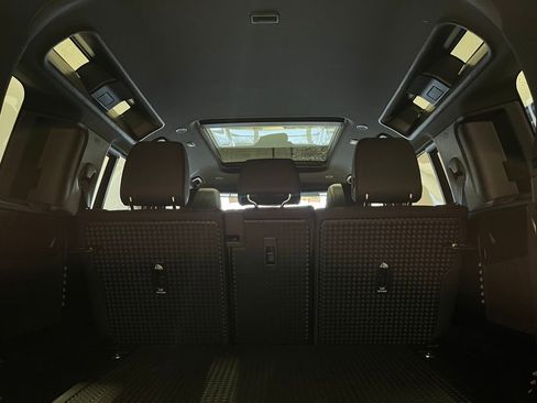 Used 2025 Land Rover Defender 110 S image 19