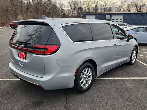 Used 2023 Chrysler Pacifica Touring-L image 4