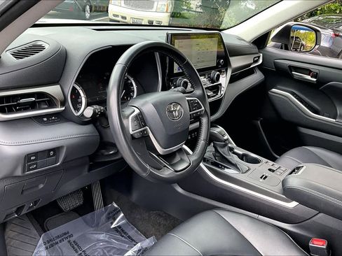 Used 2023 Toyota Highlander XLE image 17