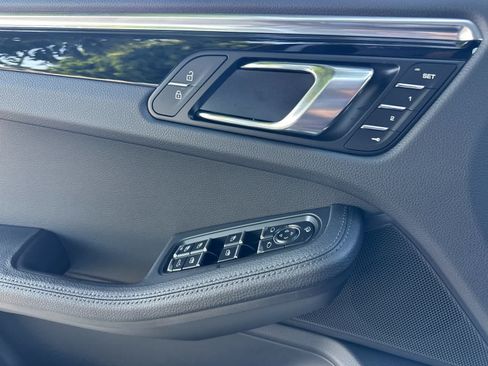 Certified 2025 Porsche Macan AWD/4WD image 12