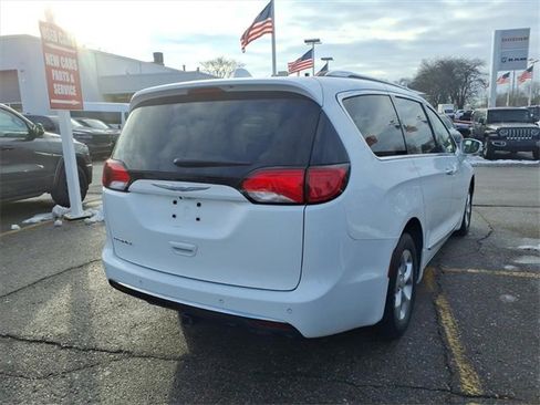 Used 2017 Chrysler Pacifica Touring-L Plus image 5