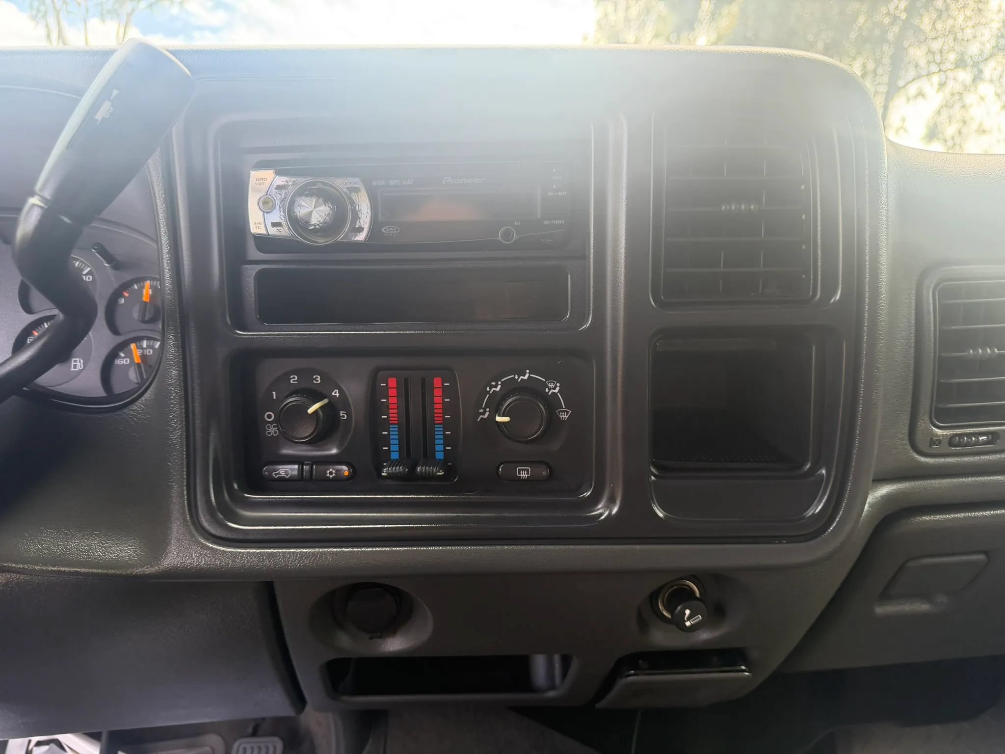 Used 2005 GMC Sierra 1500 SLE w/ Light Duty Power Package AWD/4WD image 22
