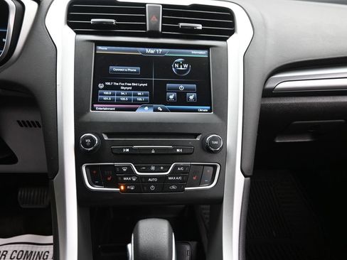 Used 2016 Ford Fusion SE image 9