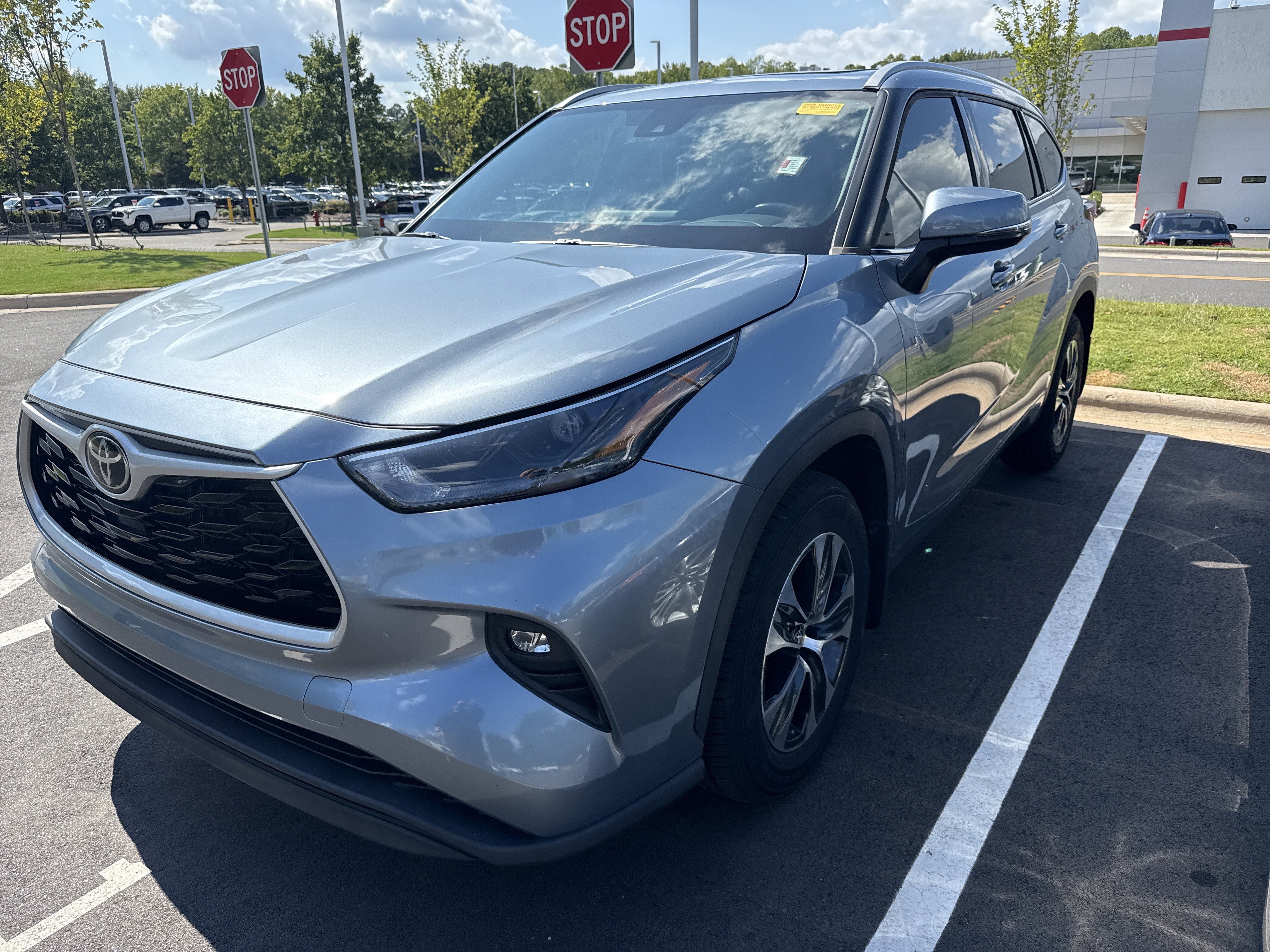 Used 2022 Toyota Highlander XLE FWD image 5
