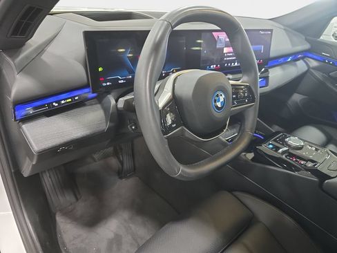 Certified 2025 BMW i5 eDrive40i w/ Premium Package RWD image 21