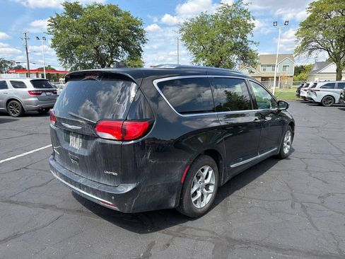 Used 2017 Chrysler Pacifica Limited FWD image 6