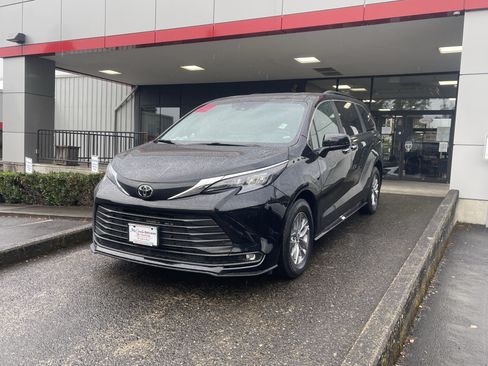 Certified 2026 Toyota Sienna XLE FWD image 4