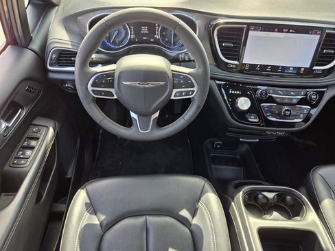 Used 2025 Chrysler Pacifica Select AWD/4WD image 12