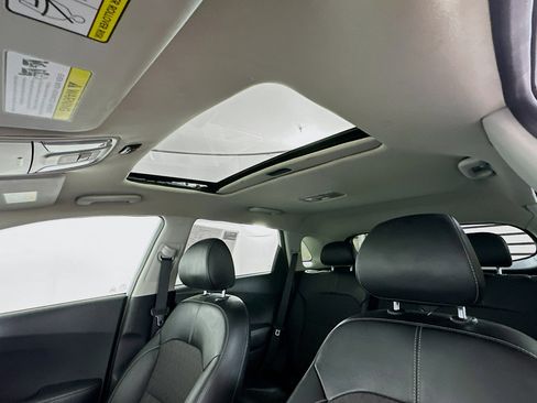 Used 2022 Kia Niro EX image 25